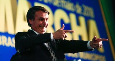 Bolsonaro sanciona lei que dá direito a posse de arma em área rural