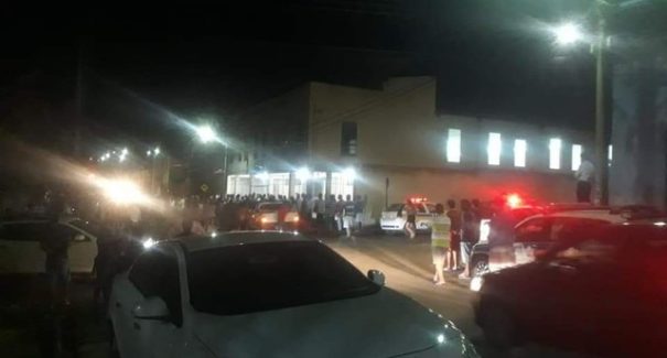 Homem esfaqueia a ex, e atira contra fiéis em igreja de MG