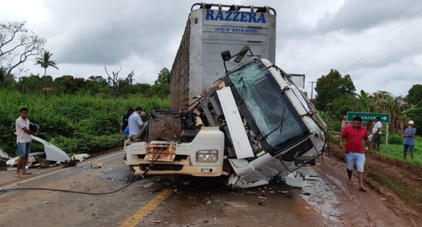 Acidente envolvendo 3 veículos de carga deixa um ferido na BR-316
