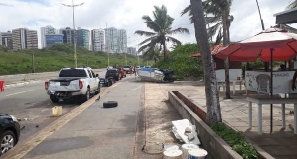 Lancha se desprende de reboque e atinge duas pessoas na Avenida Litorânea