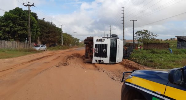 Carreta com madeira irregular tomba na BR-316