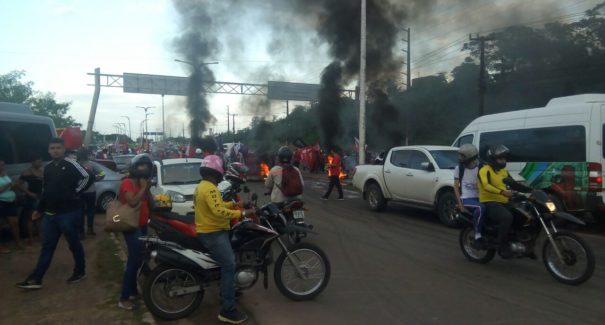 Poucos ônibus circulam e manifestantes bloqueiam ruas na capital maranhense