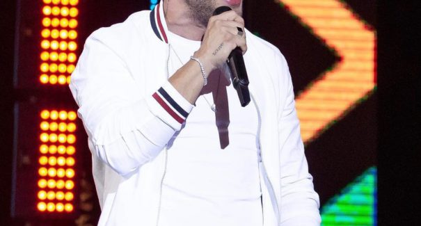Avine Vinny faz show gratuito no “Arraiá 4Mãos”