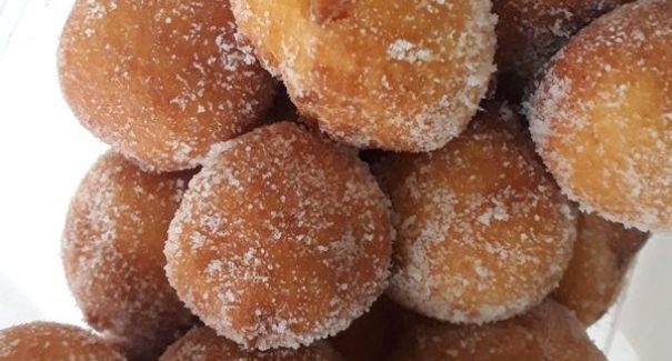 Receita de Bolinho de chuva de cenoura com calda de chocolate