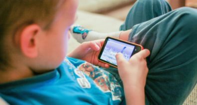 Reduzir o uso de telas pode ajudar a evitar sedentarismo em crianças