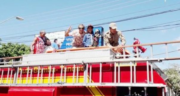 ‘Fadinha do Skate’ retorna dos Estados Unidos e desfila em carro do Corpo de Bombeiros