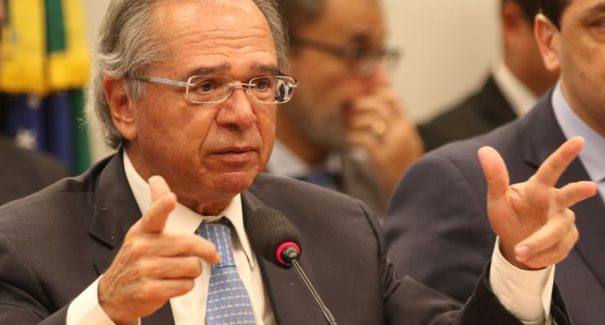 Guedes afirma que concursos públicos serão suspensos; ”há muito servidores”