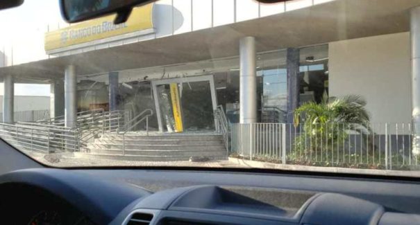 Criminosos explodem agência do Banco do Brasil no Calhau