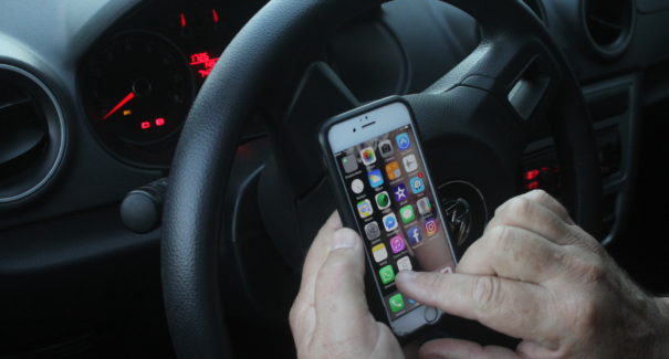 Cerca de 22% usam celular ao volante
