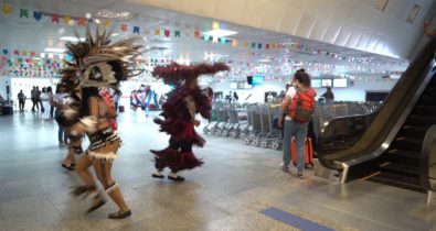 Turistas são recebidos em clima de São João no aeroporto de São Luís