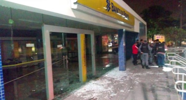 Assalto e tiroteio terminam com policial militar e namorada baleados