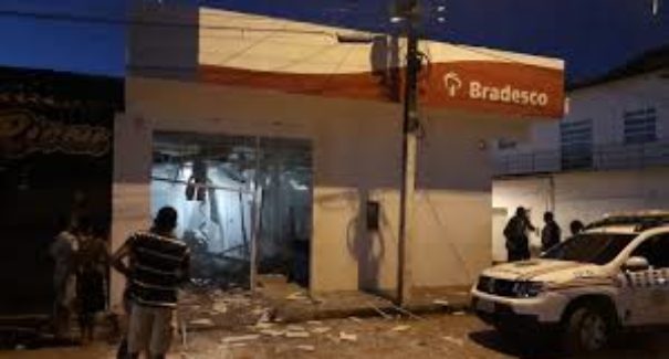Bandidos explodem agência do Bradesco em Penalva