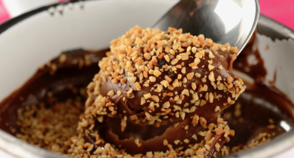 Aprenda a fazer um delicioso brigadeiro de rapadura com castanha-de-caju