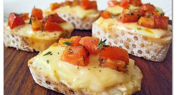 Bruschettas de Queijo com Tomates Marinados