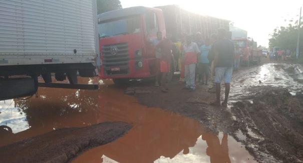 Buracos provocam interdição da BR-316