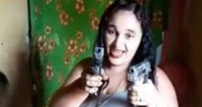 Polícia procura cigana que exibiu armas de grosso calibre em rede social