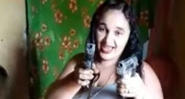 Polícia procura cigana que exibiu armas de grosso calibre em rede social