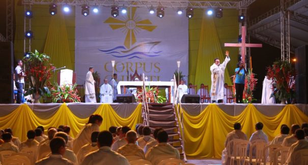 Fiéis celebram Corpus Christi