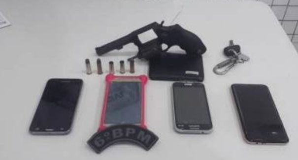 Após perseguição e troca de tiros, três pessoas são detidas