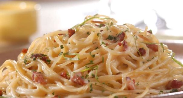 Aprenda a fazer uma receita  de Macarrão à carbonara