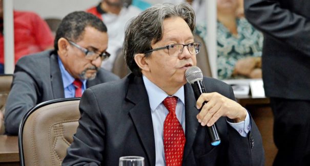 Dr. Gutemberg lança livro sobre desafios da saúde pública