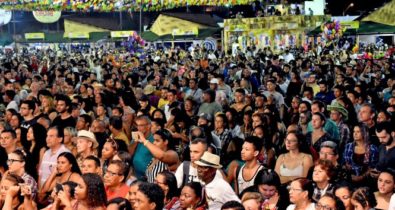 Público lota Praça Maria Aragão e confirma sucesso do espaço na 1ª noite de arraial