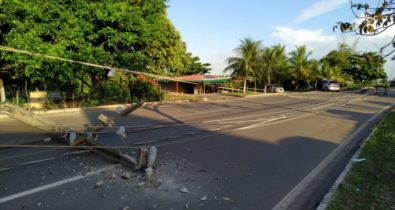 Dois carros se chocam derrubando postes em São Luís
