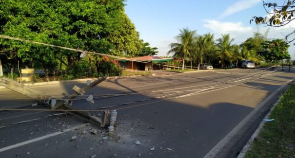 Dois carros se chocam derrubando postes em São Luís