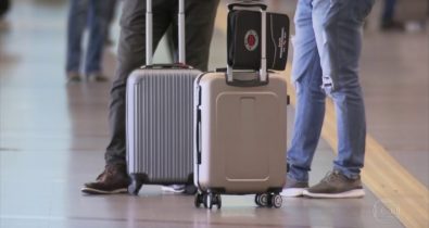 Bolsonaro ainda analisa possibilidade de veto sobre volta de bagagem gratuita em voos