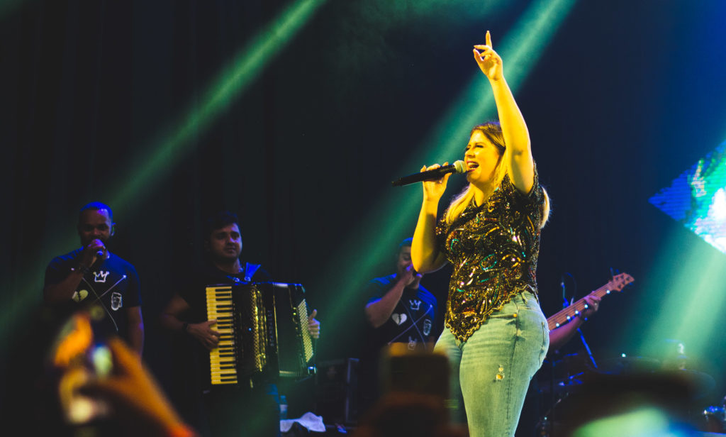 Marília Mendonça é sucesso no encerramento do Arraiá 4Mãos