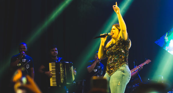 Marília Mendonça é sucesso no encerramento do Arraiá 4Mãos