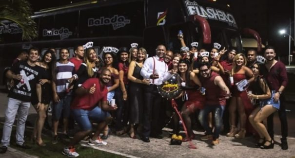 Ônibus de luxo transformado em boate vira opção de balada na ilha
