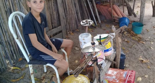 Maranhense de 14 anos se destaca por habilidade em ‘bateria’ improvisada; veja vídeo