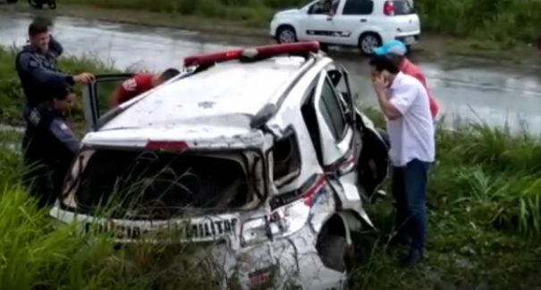 Chuvas com raios causam tanstornos em pontos da cidade