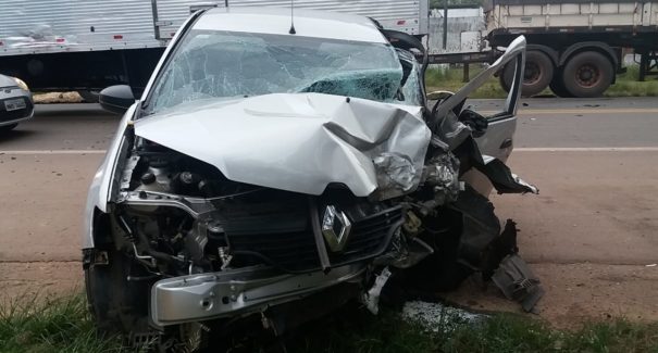 Motorista colide frontalmente com carreta na BR-135 e fica ferido