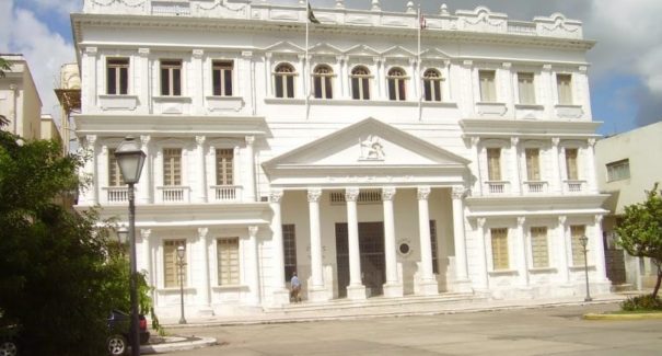 Oficiais de Justiça terão que ser formados em Direito