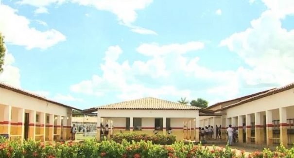 Homem invade escola e espanca filha e namorado no pátio