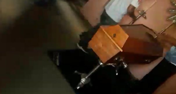 Funerária entrega corpo errado em velório; veja o vídeo