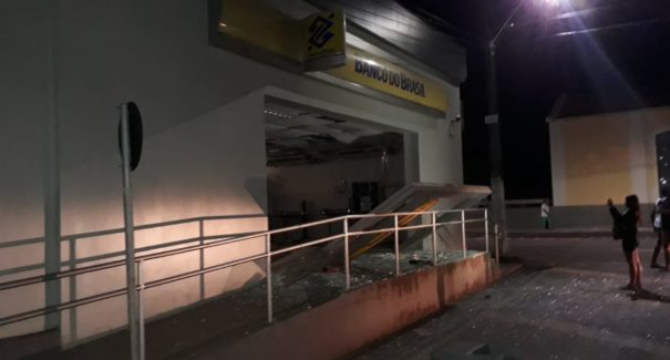Criminosos explodem agência do Banco do Brasil em Rosário