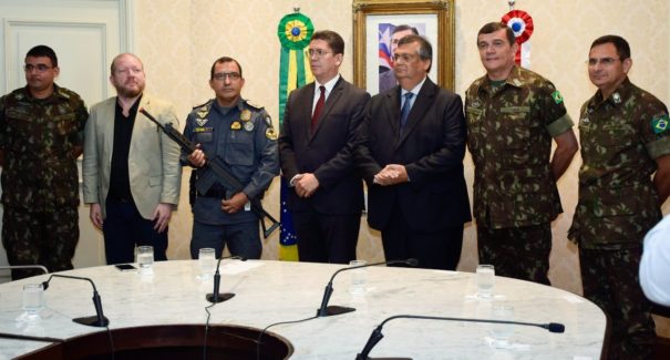 Governo entrega 100 fuzis para a Polícia Militar