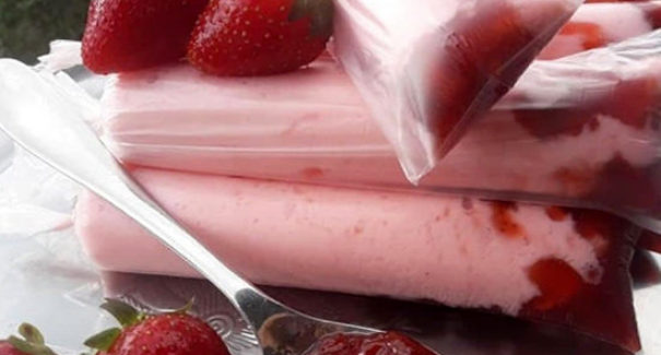 Faça um din-din de morango com pedaços da fruta