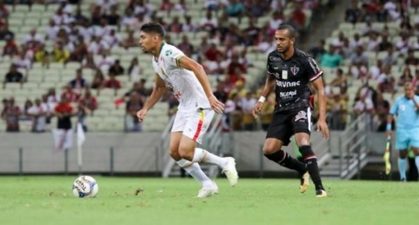 Sampaio Corrêa assume a liderança após vitória fora de casa