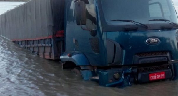 Caminhão tenta embarcar em ferryboat e fica submerso