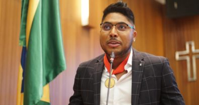 Deputado Adriano Sarney concede medalha João do Vale ao cantor Bruno Shinoda