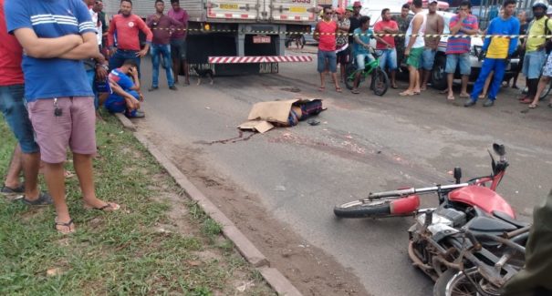 Motociclista tem cabeça esmagada por caminhão
