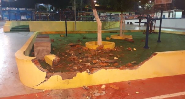 Carro colide frontalmente com canteiro de praça recém-inaugurada; veja o vídeo