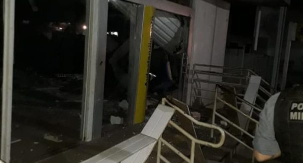 Criminosos explodem agência bancária e atiram em policiais