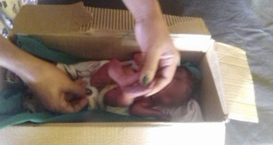 Recém-nascido é encontrado dentro de caixa de papelão