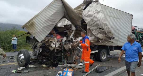 Acidente com equipe de Léo Santana deixa dois mortos