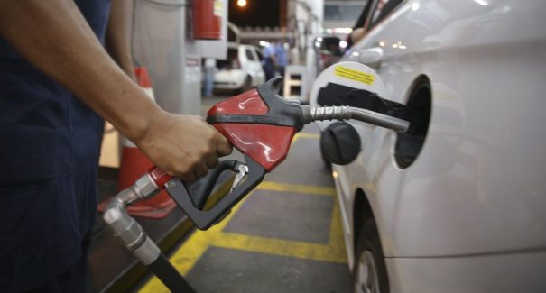 Petrobras baixa o preço da gasolina em três centavos